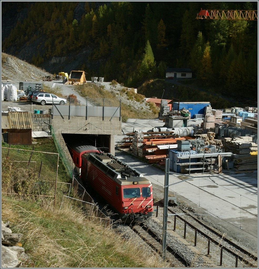Ein Blick hinter die Kulissen: Das schmucke Zermatt hat auch seine  Schattenseiten  die wohl kaum je eine Postkarte zieren; weit gef�lliger hingegen wirkt die MGB HGe 4/4 die mir ihrem Regionalzug in Zermatt eintrifft.
21. Okt. 2013