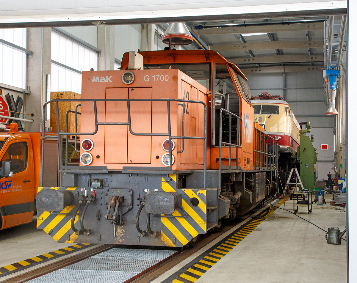 
Ein Blick von der Straße in die Werkstatt der KSW (Kreisbahn Siegen-Wittgenstein) in Siegen-Eintracht am 05.12.2015, hier befinden sich gerade die KSW 42 (92 80 1277 902-3 D-KSW) eine Vossloh MaK G 1700 BB und hinten aufgebockt die E 03 001 (91 80 6103 001-4 D-DB) vom DB Museum Nürnberg, ex DB 750 001-0, ex DB 103 001-4, ex E 03 001, sie wurde 2006 z-gestellt.