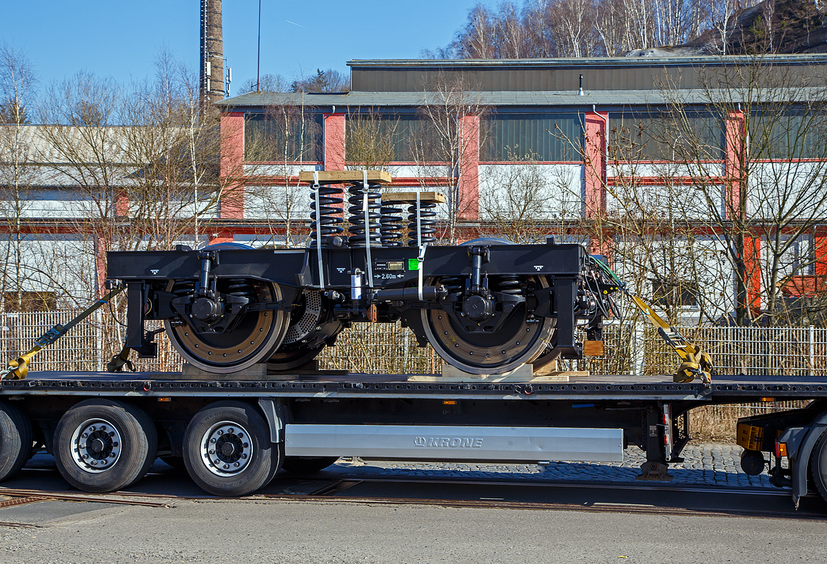 Ein BOMBARDIER FLEXX Power 140 Drehgestell (Fabriknummer SIE 213 113, Baujahr 2014), am 04.03.2022 auf einem LKW verzurrt in Niederschelderh�tte bei der ehemaligen Charlottenh�tte. Diese Drehgestelle werden f�r Lokomotiven der Plattform Bombardier TRAXX verwendet, die als deutsche Baureihe 185 und 146 bekannt sind. 

Gebaut und �berarbeitet werden diese Drehgestelle im Bombardier Werk Siegen (Netphen, Ortsteil Dreis-Tiefenbach), ehemalig Waggon Union Siegen, ex SEAG Waggonbau Dreis-Tiefenbach (Siegener Eisenbahnbedarf A.G.).  Was hier nun noch bei einem Unterlieferanten an dem Drehgestell gemacht wird, ist mir nicht bekannt.
