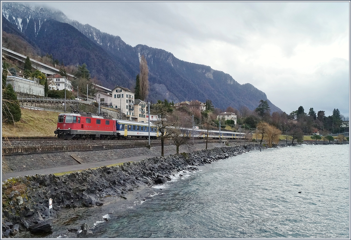 Ein Dispo-Zug nach Lausanne mit der SBB Re 4/4 II 11173 an der Spitze und der SBB Re 4/4 II 11161 am Schluss kurz nach Villeneuve.
19. Jan. 2018