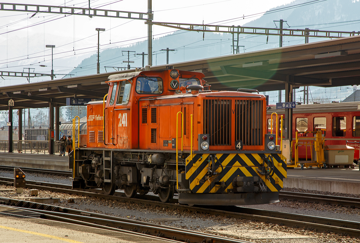 Ein Einzelst�ck....
Die RhB Gm 4/4 - 241 am 20.02.2017 beim Man�ver im Bahnhof Landquart.

Ende der 1950er Jahre entstanden bei MaK Pl�ne f�r ein weiteres Typenprogramm. Vorgesehen waren drei- und vierachsige Loks mit Leistungen von 400 und 500 PS. Eingebaut wurden jeweils zwei nebeneinander angeordnete wassergek�hlte MWM-Motoren, die ihre Leistung an ein gemeinsames hydraulisches Getriebe abgaben. Das Getriebe wurde von MaK hergestellt, die Wandler von Twin Disc. Neben der Drehmomentwandlung kam den Wandlern die Aufgabe zu, die beiden Motoren voneinander zu entkoppeln, um eine gegenseitige Beeinflussung zu vermeiden. Eine Besonderheit der Lokomotiven war, dass in den Wandlern kein �l, sondern herk�mmlicher Dieselkraftstoff als �bertragungsfl�ssigkeit verwendet wurde.

Die Gm 4/4 ist eine vierachsige dieselhydraulische Rangierlokomotive der Rh�tischen Bahn (RhB), die 1959 von der Maschinenbau Kiel (MaK) unter der Fabriknummer 400029 gebaut wurde. Ausgeliefert wurde sie in 860 mm Spurweite an die Alsen’sche Portland-Cement-Fabriken KG in Itzehoe als Nr. 8. Im Jahr 1964 kam sie zur Auricher Kreisbahn als D 08, daf�r wurde sie von Sch�ma auf Meterspur umgespurt. Nach einem Kupplungsschaden wurde sie 1969 abgestellt. 1971 kam sie zur Brohltalbahn, wo sie mit der Bezeichnung D 4 bis 1986 im Einsatz war. 

1989 gelangte sie dann �ber einen Fahrzeugh�ndler zur Rh�tischen Bahn, wo sie eigentlich f�r Abraumz�ge im Rahmen des Vereina-Tunnels vorgesehen war. Die Lok wurde an die RhB-Normalien angepasst und mit der Nummer 241 bezeichnet. Wegen technischer Probleme unterblieben die Eins�tze f�r den Vereina-Tunnel jedoch, und sie wurde lediglich als Rangierlok in einigen Bahnh�fen eingesetzt, wobei sie sich aber nicht bew�hrte. Insbesondere die komplizierte Getriebe-Umschaltung war f�r die Man�verbewegungen bei der RhB, mit den vielen Fahrrichtungswechseln, absolut ungeeignet. Zudem h�uften sich die Ausf�lle derart, dass eine Abstellung des Fahrzeugs unumg�nglich war. Nach l�ngerer Abstellzeit erfolgte 1999 ein grundlegender Umbau in der Hauptwerkst�tte Landquart.

Dabei blieben Fahrwerk, Rahmen und Aufbauten weitgehend erhalten. Der komplette Antriebsstrang wurde neu erstellt. Als Dieselmotor kommt der Cummins Typ KT19-L zur Anwendung. Am Dieselmotor ist der Drehmomentwandler Typ 8-FW-1754 der Firma Twin Disc angeflanscht. �ber Gelenkwellen und zwischengeschalteter Wirbelstrombremse Typ CC 200 vom Hersteller Telma wird das Drehmoment auf das Lastschaltgetriebe �bertragen. Auch das Lastschaltgetriebe Typ 44-2601 lieferte die Firma Twin Disc. Die vorhandenen Achsgetriebe waren urspr�nglich bereits f�r eine h�here Geschwindigkeit ausgelegt. Die H�chstgeschwindigkeit des Fahrzeugs durfte deshalb bedenkenlos von 30 auf 50 km/h erh�ht werden. Die Schleppgeschwindigkeit betr�gt neu 60 km/h .Mit dem Umbau der wichtigsten Antriebskomponenten erfolgte auch der Ersatz der K�hleranlage.

Die gesamte Steuerung mit dem Traktionsteil (Dieselmotor und Getriebe), Dieselelektrik, Sicherheitssteuerung, v-Messer-Anlage, etc. ist nun vollumf�nglich dem RhB-Standard angepasst.

Seit dem Umbau ist die Diesellokomotive Gm 4/4 241 st�rungsfrei im tagt�glichen Einsatz. Die Lok�hrer sind nun von dieser Diesellokomotive sehr angetan. Zudem konnte mit dem Umbau die Leistungsf�higkeit des Fahrzeugs deutlich verbessert werden.

TECHNISCHE DATEN:
Spurweite: 	1.000 mm (urspr. 860 mm)
Achsformel: BB
L�nge �ber Puffer: 9.650 mm
Drehzapfenabstand: 4.000 mm
Achsabstand im Drehgestell: 1.700 mm
Breite: 2.445 mm
Dienstgewicht: 35 t
H�chstgeschwindigkeit:  50 km/h, geschleppt 60 km/h (urspr. 30 km/h)
Dauerleistung (Dieselmotor): 2 x 136 kW (urspr. 2 � 147 kW bzw. 200 PS)
Stundenzugkraft:  80 kN 
Treibraddurchmesser: 	850 mm
Motor:  2 St�ck Cummins KT 19-L
Leistungs�bertragung:  Diesel-hydraulisch
