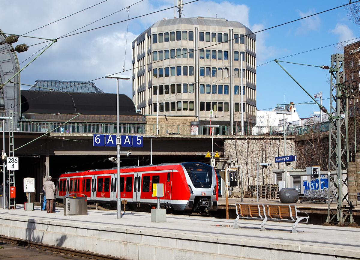 Ein Elektrotriebwagen der BR 490 der S-Bahn Hamburg verl�sst am 19.03.2019 den Hauptbahnhof Hamburg.

Bei der Baureihe 490 handelt es sich um neue dreiteilige Elektrotriebwagen speziell f�r das Hamburger S-Bahn-Netz, die von Bombardier in Hennigsdorf gebaut werden. Diese neuen Z�ge sollen die der DB-Baureihe 472 ersetzen. Neben Einheiten f�r das 1200-V-Gleichstromnetz werden auch Zweisystemfahrzeuge beschafft, die zus�tzlich im mit 15kV Wechselspannung bei 16,7Hz elektrifizierten Fernbahnnetz verkehren k�nnen.
