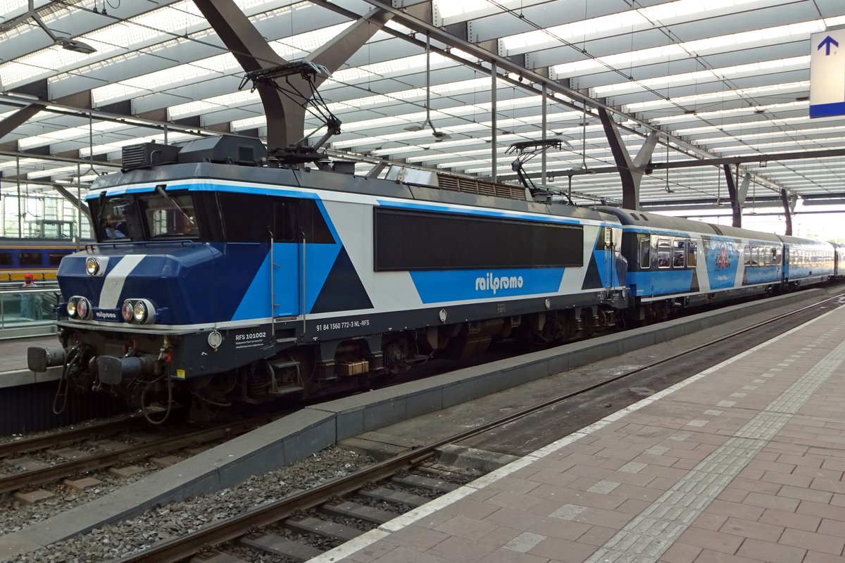 Ein fahrendes Restaurant ist der RailPromo Dinner Train, hier am Abend von 18 Mai 2019 in Rotterdam Centraal. Gegen Sondertarif geniesst Mann ein Rundfahrt von/bis eine Stadt uber ein andere Stadt -und jedes Wochenende ist eine andere Stadt favorit. Dieses Mal ist Rotterdam der Stutzpunkt, mit ein Rundfahrt Rotterdam--Hoofddorp--Rotterdam über Leiden. Hier steht 101002 mit deren Dinner Train in Rotterdam Centraal. 
 Leider ging RailPromo in 2020 in die Pleite; die Loks 101001-101003 werden von TCS ubernommen.