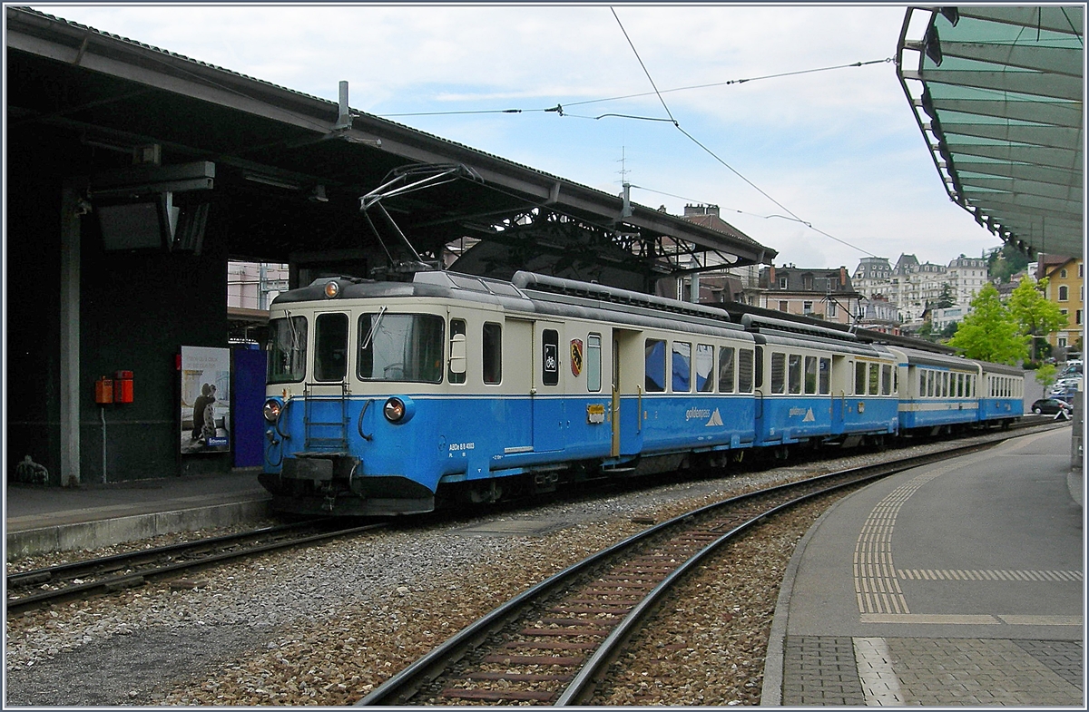 Ein ganzer Zug in schönsten MOB-Farben: der ABDe 8/8 4003  BERN  mit zwei Wagen wartet in Montreux auf die Abfahrt Richtung Zweisimmen.
5. Juni 2017
