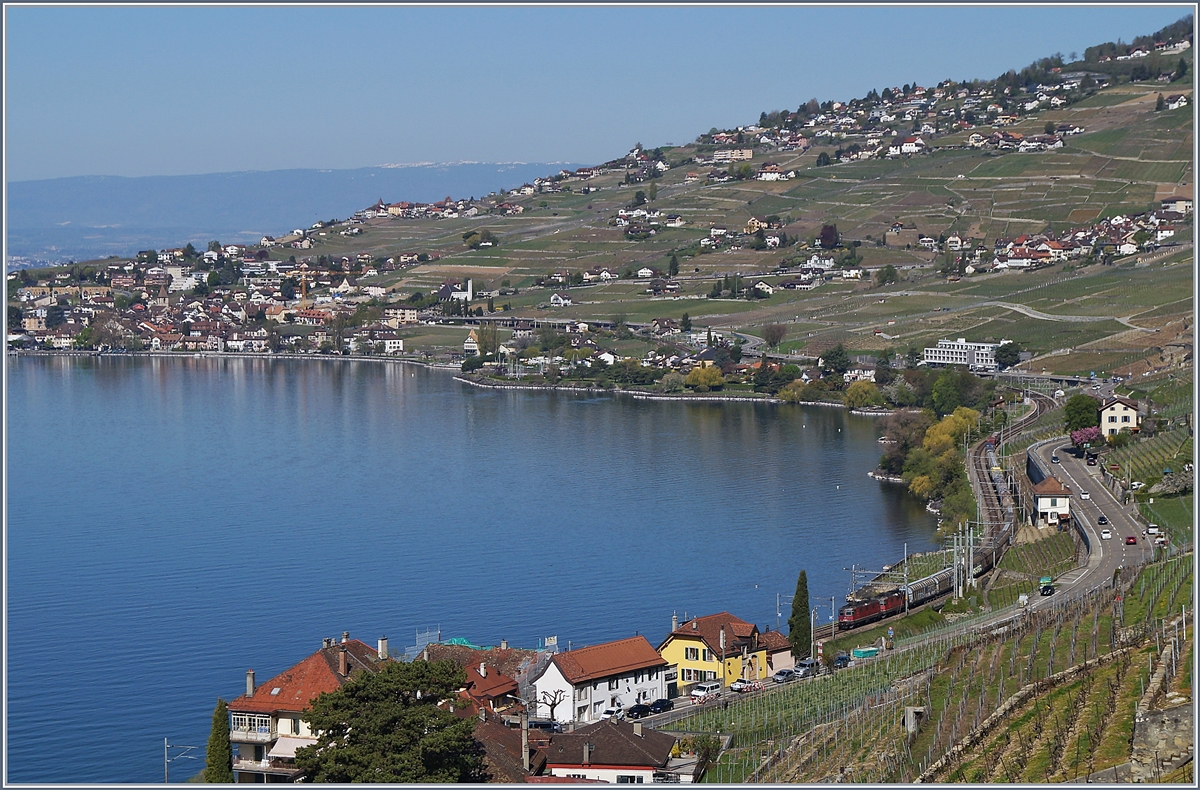 Ein Güterzug mit zwei Re 4/4 II auf der Fahrt durch Lavaux kurz nach Epesses.

20. April 2018