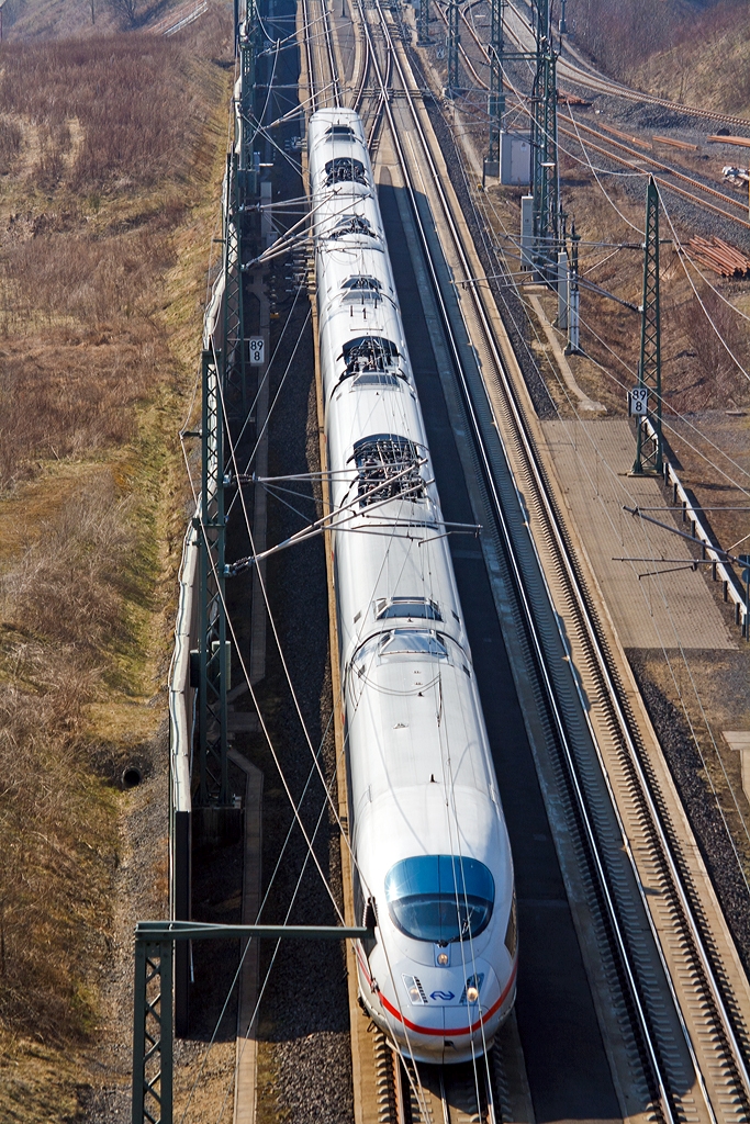 
Ein ICE 3 M der NS - Nederlandse Spoorwegen N.V (Niederländische Eisenbahnen AG) rauscht am 07.04.23013 durch Montabaur, aufgenommen von oberhalb des  Himmelbergtunneles.

Der ICE 3M wird als Baureihe 406 geführt, und ist ein der Familie des ICE 3 zugehöriger ICE-Hochgeschwindigkeitszug, er ist mehrsystemfähig. Neben den sieben Triebzügen der Deutschen Bahn AG, haben die Niederländischen Eisenbahnen vier Triebzüge. Diese elf ICE-3M-Züge verkehren nach Amsterdam und Brüssel. 

Sechs weiter Züge (der DB AG) wurden 2007 als ICE 3MF (auch: Baureihe 406F) für grenzüberschreitenden Verkehr nach Frankreich umgerüstet. Die je 200 Meter langen Triebzüge werden aus acht Wagen gebildet und seit 2000 im Reisezugbetrieb eingesetzt.

Der ICE 3M ist eine Triebwagenzug und nicht wie ICE 1 und 2 mit Triebkopfkonzept. Gegenüber den äußerlich gleichen ICE 3 (BR 403) sind sie mehrsystemfähig, in folgenden Stromsystemen:
15 kV 16,7 Hz~ (AC) 
25 kV 50 Hz~ (AC) 
1,5 kV = (DC) 
 3 kV = (DC)

Sie haben sechs (2 mal 3) Stromabnehmern und sind für folgende Netze geeignet:
- Wagen 2 und 7: Typ DSA380D (analog ICE 3) für DB/ÖBB (15 kV Wechselspannung) und NS (25 kV Wechselspannung)
- Wagen 3 und 6: Typ DSA350G für NS (1,5 kV Gleichspannung) und SNCB Bestandsnetz (3 kV Gleichspannung)
- Wagen 4 und 5: Typ DSA380F für SNCF (25 kV Wechselspannung), SBB (15 kV Wechselspannung), SNCB-Schnellfahrstrecken (25 kV Wechselspannung)


In Deutschland fahren sie planmäßig bis zu 300 km/h (technisch möglich 330 km/h). Unter Gleichstrom (wie in Belgien und den Niederlanden 220 km/h).

Weitere Technische Daten:
Spurweite: 1.435 mm (Normalspur)
Achsformel: Bo'Bo'+2'2'+Bo'Bo'+2'2' +2'2'+Bo'Bo'+2'2'+Bo'Bo'
Anzahl der Fahrmotoren:  16
Länge über Kupplung:  200,84 m
Höhe: 3.890 mm
Breite: 2.950 mm
Drehzapfenabstand: 17.375 mm
Leergewicht: 435 t
Dienstgewicht:  488 t
Radsatzfahrmasse:  16 t
Dauerleistung: 8.000 kW bei Wechselstrom / 4.300 kW bei Gleichstrom
Anfahrzugkraft:  300 kN
Bremse:  Motorbremse, Wirbelstrombremse, Scheibenbremse, Federspeicherbremse
Zugsicherung:  Sifa, PZB 90, LZB 80, ZUB 121, Integra-Signum,Crocodile, TVM 430, ATBL, Eurobalise (ICE 3M)
Kupplungstyp:  Scharfenberg
Sitzplätze:  in der 1.Klasse 91 und 334 in der 2. Klasse, somit 425 gesamt