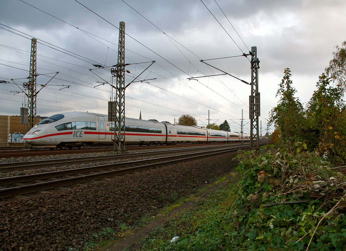 
Ein ICE 3 rauscht am 03.11.2016 durch Spich in Richtung Köln.