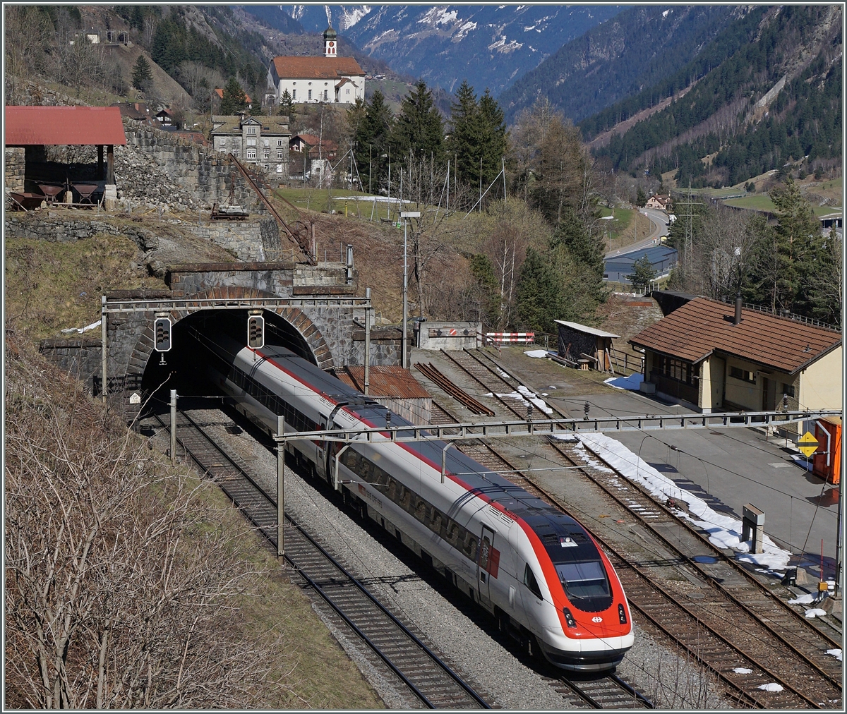 Ein ICN auf seiner Fahrt Richtung Norden erreicht den Bahnhof Wassen.
17. März 2016
