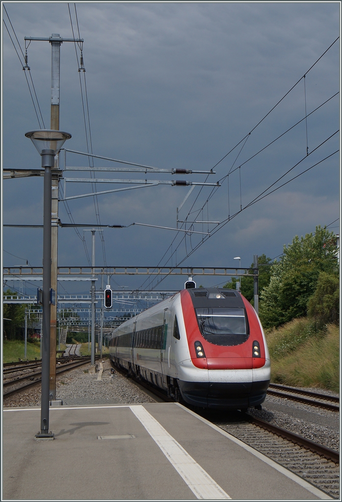 Ein ICN nach Lausanne erreicht Bussigny, wo der Zug ohne Halt durchfährt. 
3. Juni 2014