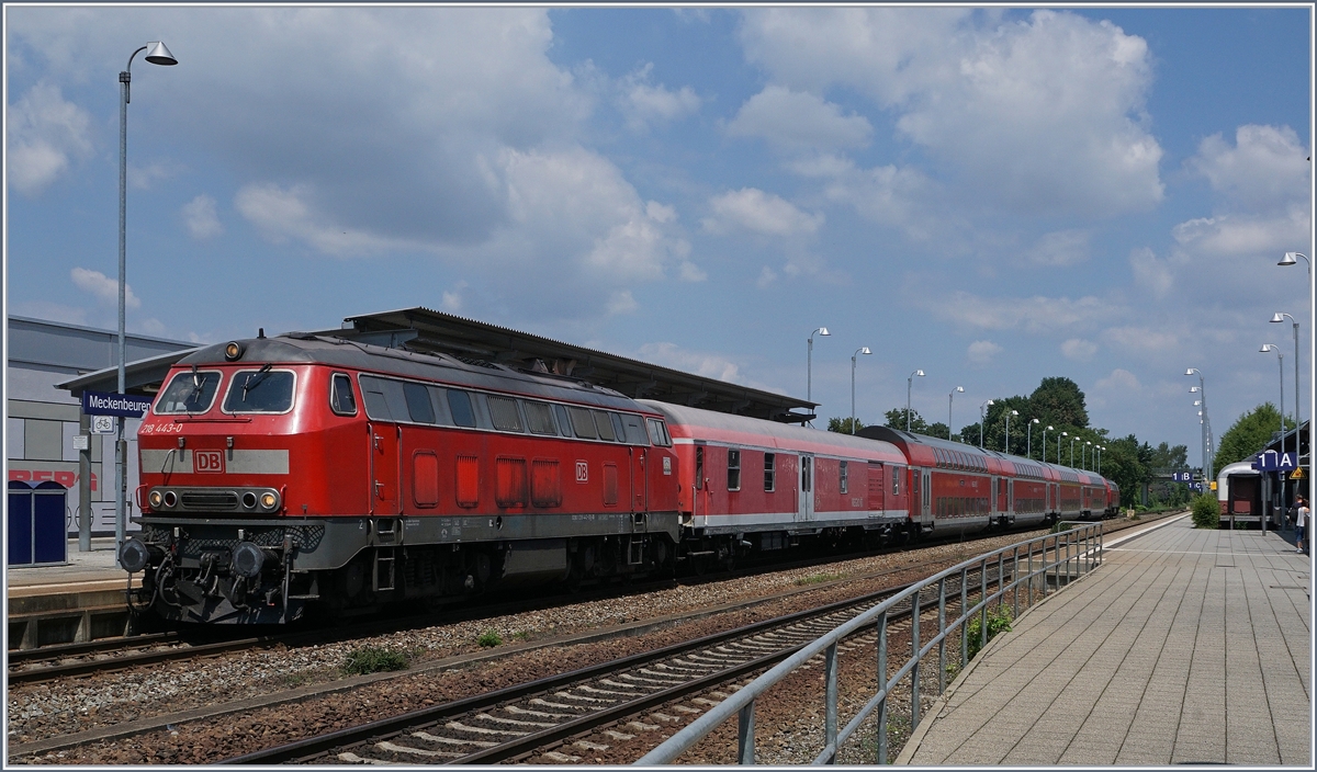 Ein IRE Richutung Friedrichshafen beim Halt in Meckenbeuren.
16. Juli 2016
