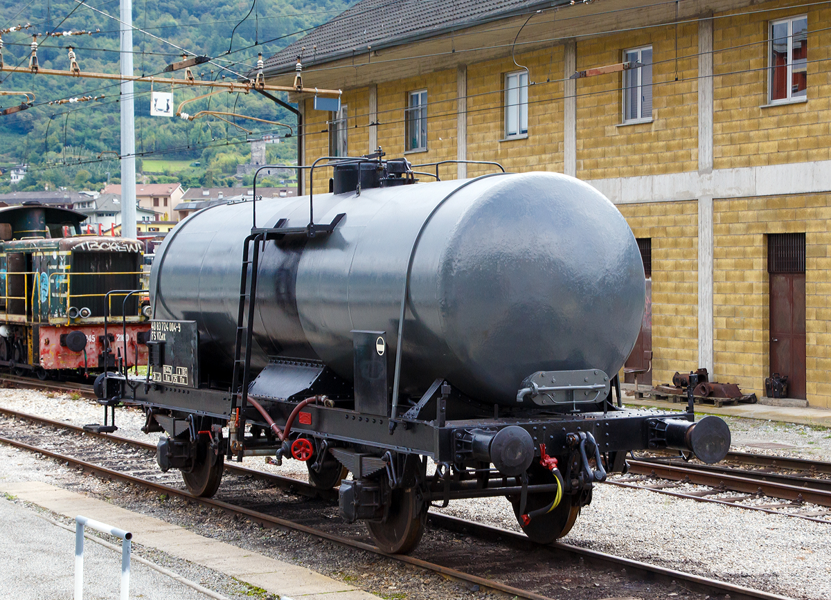 
Ein italienischer 2-achsiger Kesselwagen 40 83 724 004-9 FS Vzekk am 14.09.2017 beim Bahnhof Tirano (aufgenommen aus einem Zug heraus).

TECHNISCHE DATEN (laut Aufschriften):
Spurweite: 1.435 mm
Achsanzahl: 2
Eigengewicht: 10.400 kg
Tankinhalt: 20.000 l 
Max. Ladegewicht: 17 t (ab Streckenklasse A)
Höchstgeschwindigkeit: 75 km/h 