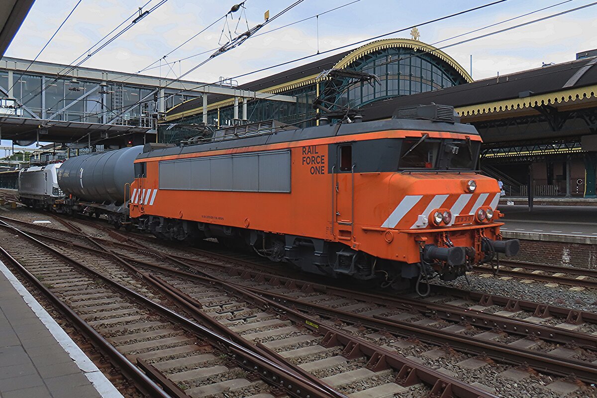 Ein Kesselwagen und ein abgebügelter Lok sind die ganze last für RFO 1830 beim durchfahren  von 's-Hertogenbosch am 13 Juli 2025.