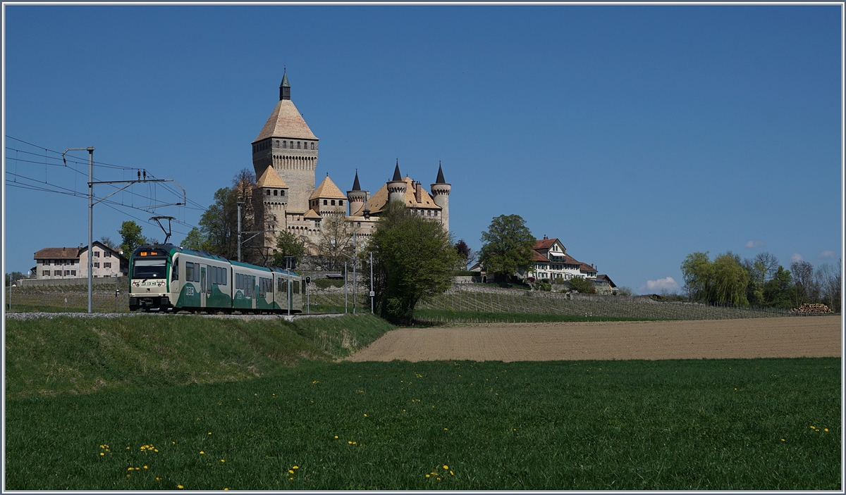 Ein nun seit kurzem typischer BAM MBC Regionalzug vor der klassischen Kulisse der Château de Vufflens.
10. April 2017