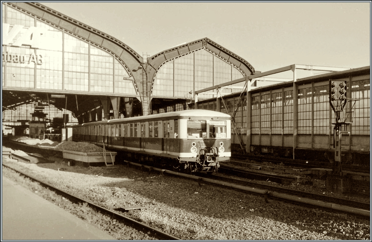 Ein S-Bahn Zug der Baureihe 477 verlässt als S5 den Bahnhof Berlin Friedrichstraße; damals war die Berliner Stadtbahn (Fernbahngleise) noch nicht elektrifiziert.

Analog Bild vom 3. Mai 1994