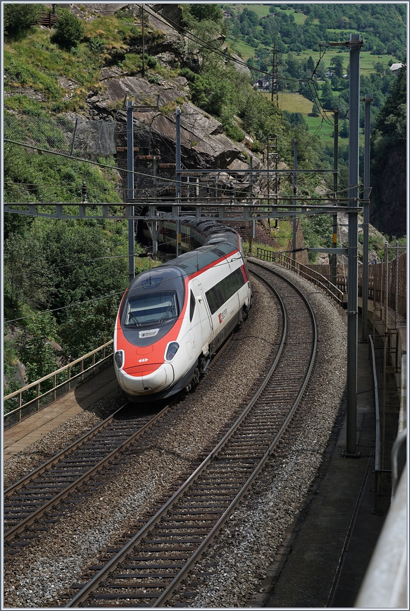 Ein SBB ETR 610 als  ICN  869 von Zürich nach Lugano beim  Eingang  in die Dazio Grande. 
21. Juli 2016