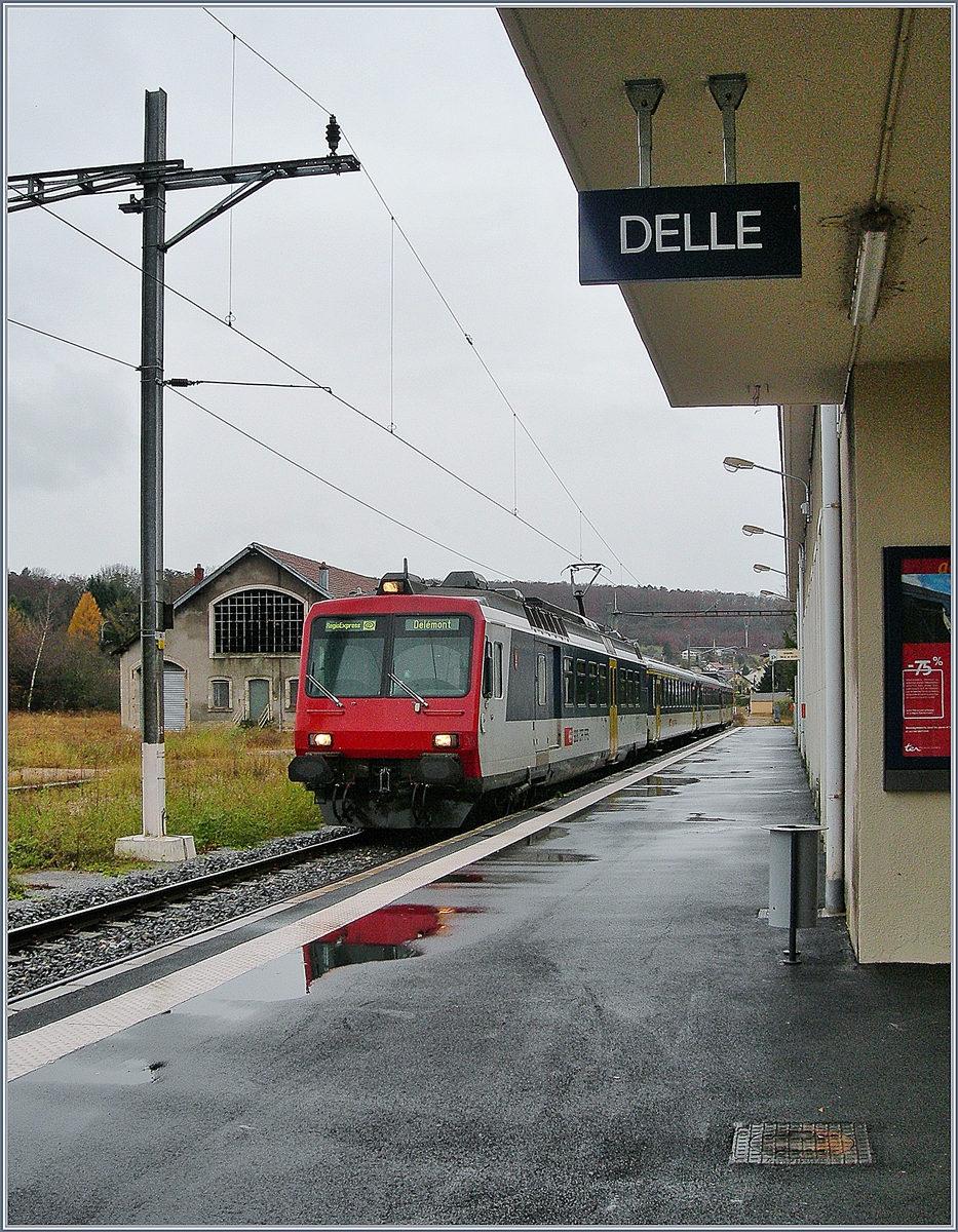 Ein SBB NPZ RBDe 560 erreicht das französische Delle. Das Bild entstand fast ein Jahr nach der Wiedereröffung der Strecke von Boncourt nach Delle (10.12.2006), bis die Fortsetzung nach Belfort wieder fahrplanmässig bedient wird, wird es nochmals gut elf Jahre dauern.
23. Nov. 2007