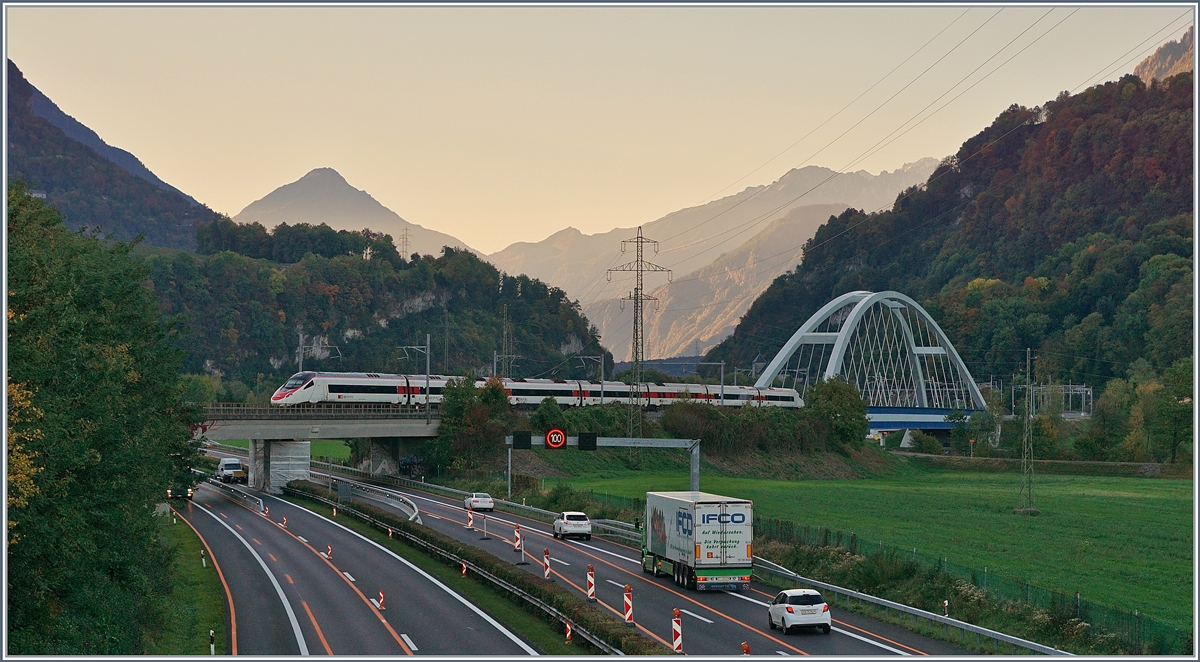 Ein SBB RABe 503 / ETR 610 als EC Genève - Venezia zwischen Bex und St-Maurice.
11. Okt 2017