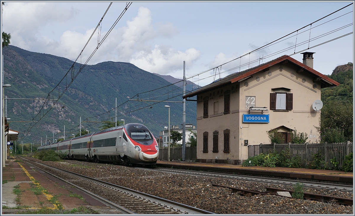 Ein SBB RABe 503 als EC von Gen�ve nach Venezia bei der Durchfahrt in Vogogna. 
18. Sept. 2017