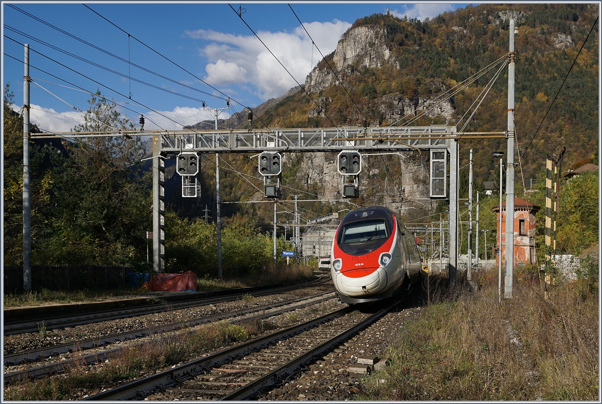Ein SBB RABe 503 (ETR 610) auf dem Weg Richtung Milano bei der Durchfahrt in Varzo.
27. Okt. 2017