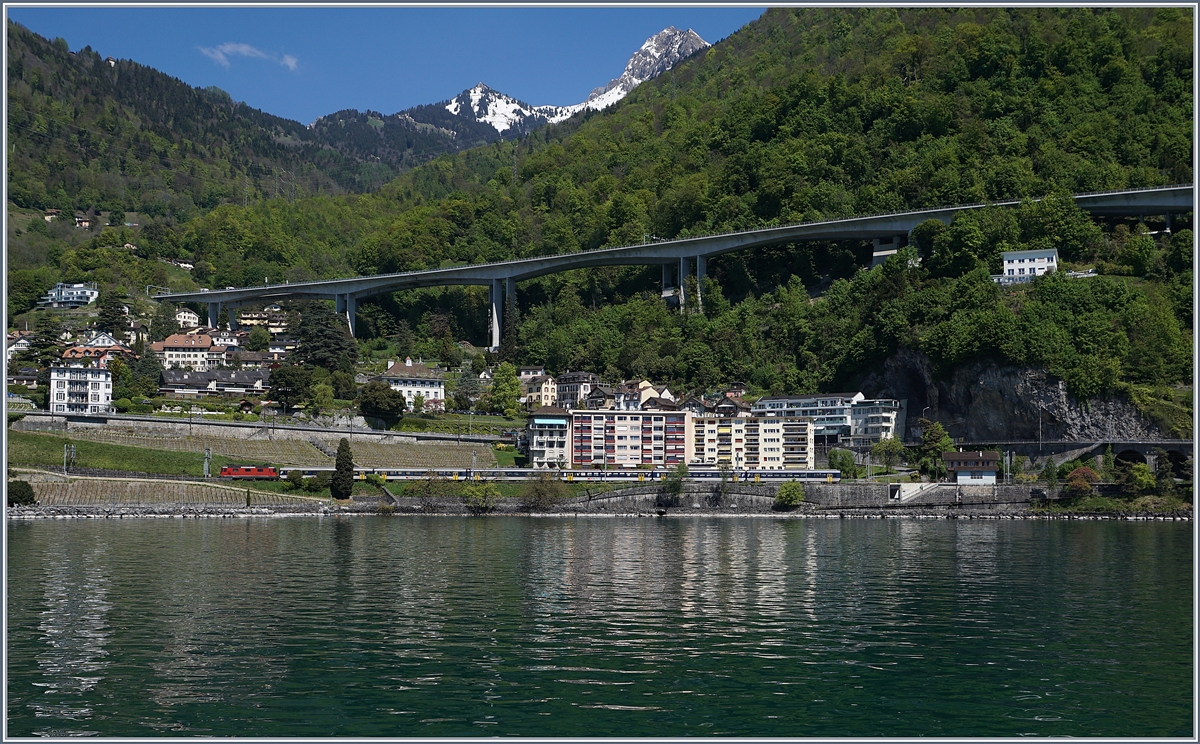 Ein SBB Re 4/4 II mit einem Dispo-Zug bei Veytaux-Chillon auf der Fahrt Richtung Lausanne.
5. Mai 2017