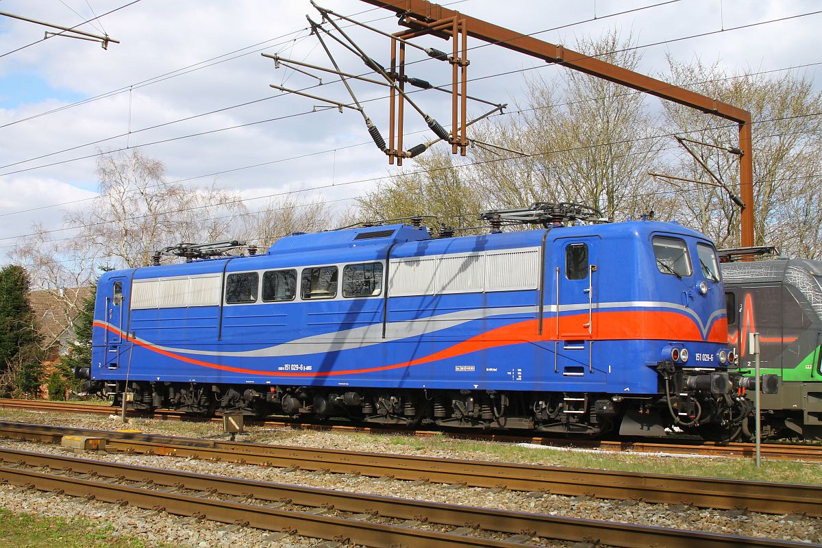 Ein seltener Gast, die blaue 151 029 der Anhaltininisch-Brandenburgischen Eisenbahngesellschaft (AHEG REV/NNR/14.08.2023) hat am 08.04.2025 erstmalig den Zementexpreß nach Taulov bis Pattburg gebracht.