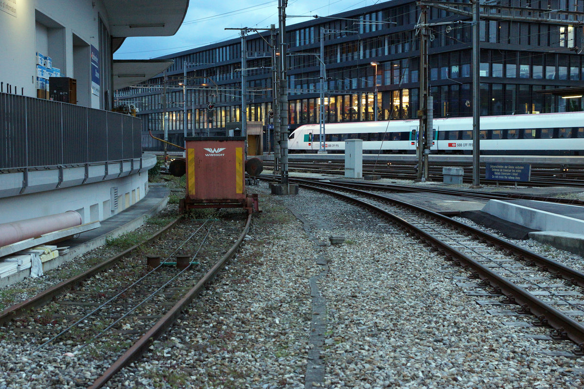 Ein spezielles Rangierfahrzeug einmal anders gesehen. Vom ehemaligen Bierdepot der Brauerei Feldschl�sschen beim Solothurner Hauptbahnhof ist noch dieses Schienenfahrzeug �brig geblieben. In der hintersten Ecke rostet es unbemerkt auf einem speziell f�r den Seilantrieb eingerichteten Abstellgeleise vor sich hin. Die Aufnahme dieser Rarit�t entstand am 18. Mai 2016.
Foto: Walter Ruetsch