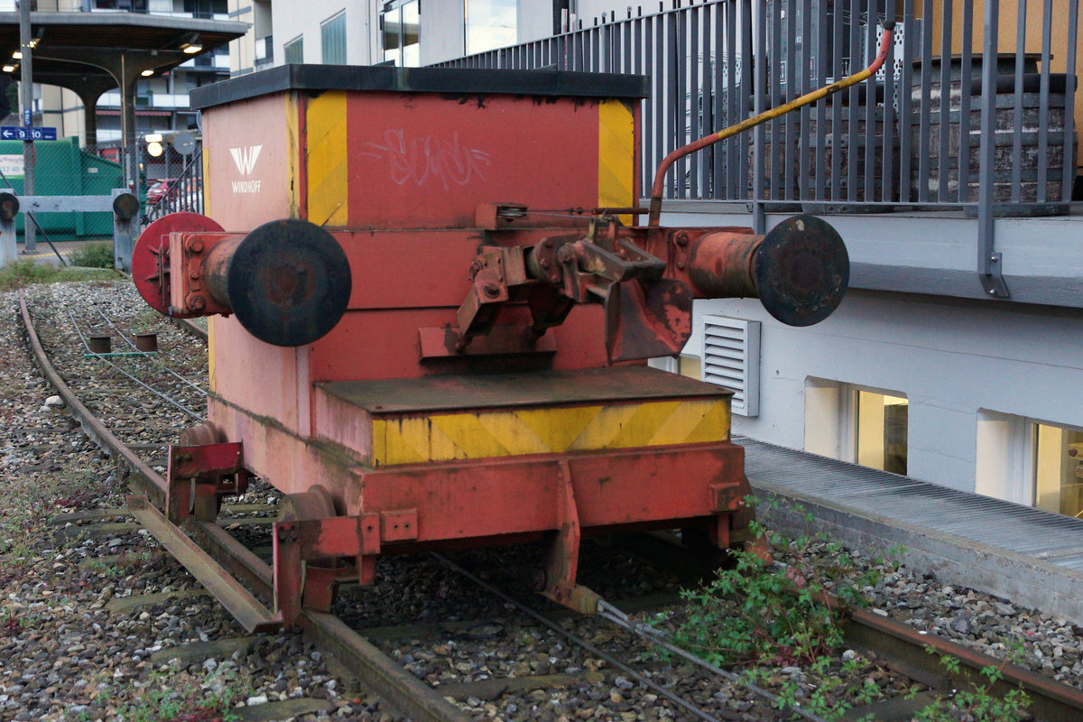 Ein spezielles Rangierfahrzeug einmal anders gesehen. Vom ehemaligen Bierdepot der Brauerei Feldschl�sschen beim Solothurner Hauptbahnhof ist noch dieses Schienenfahrzeug �brig geblieben. In der hintersten Ecke rostet es unbemerkt auf einem speziell f�r den Seilantrieb eingerichteten Abstellgeleise vor sich hin. Die Aufnahme dieser Rarit�t entstand am 18. Mai 2016.
Foto: Walter Ruetsch