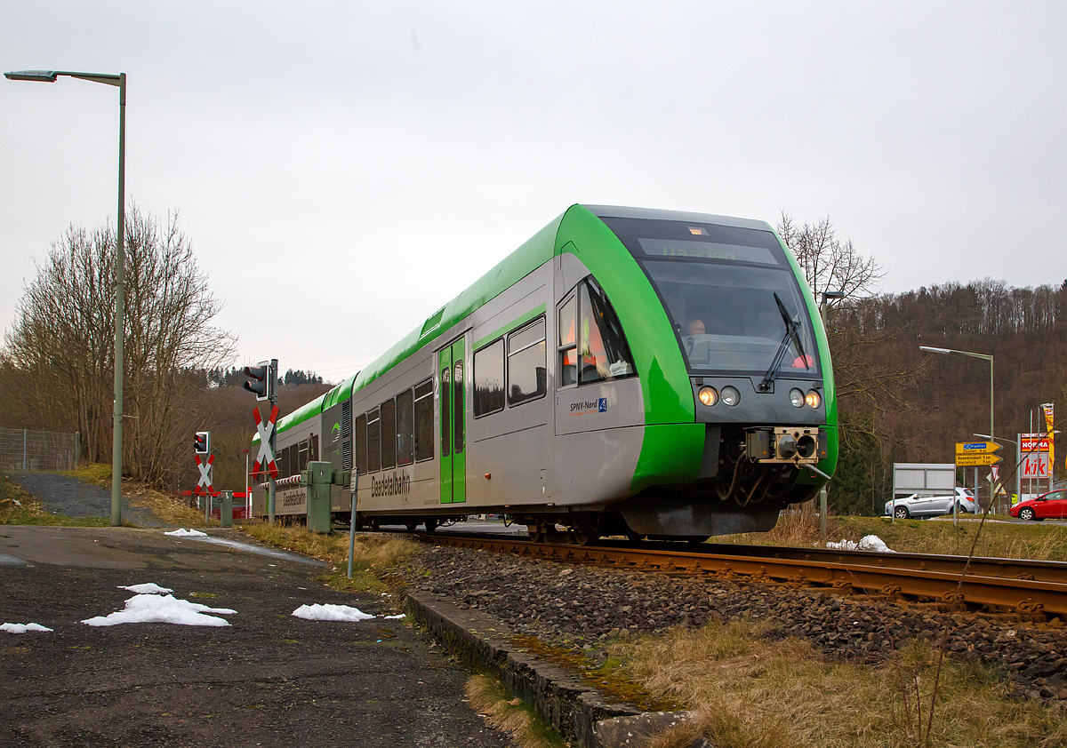 
Ein Stadler GTW 2/6 der Westerwaldbahn (WEBA) (95 80 0946 418-0 D-WEBA / 95 80 0646 418-3 D-WEBA / 95 80 0946 918-9 D-WEBA), ex VT 118 der Hellertalbahn verlässt am 17.02.2018, als RB 97  Daadetalbahn   (Betzdorf/Sieg – Daaden), den Haltepunkt Alsdorf und fährt weiter in Richtung Daaden.