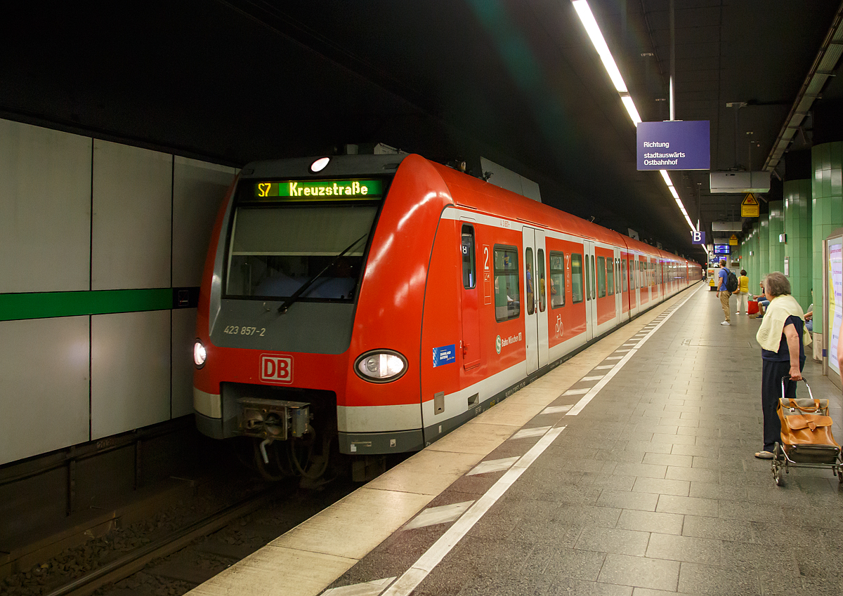 
Ein Teil der Münchener S-Bahn verläuft auf der S-Bahn-Stammstrecke unter der Münchner Innenstadt....
Hier erreicht der ET 423 857-2 gekuppelt mit einem weiteren am 16.06.2017 den Bahnhof München Isartor.

Die S-Bahn-Stammstrecke München (früher auch V-Bahn bzw. Verbindungsbahn) ist eine am 28. April 1972 eröffnete 11 km lange West-Ost-Verbindung der S-Bahn München zwischen dem Bahnhof Pasing und dem Ostbahnhof. Kernstück ist ein 4,343 km langer Tunnel zwischen Hackerbrücke und dem Ostbahnhof unter der Münchner Innenstadt. Der westliche oberirdische Teil der Stammstrecke ging aus der von 1894 bis 1895 errichteten Vorortbahn vom Hauptbahnhof nach Pasing hervor.

Mit Ausnahme der S 20 verkehren alle S-Bahn-Linien mindestens über einen Teil dieser Strecke. Mit ca. 950 Zügen pro Werktag auf der Tunnelstrecke gilt sie damit als eine der am meisten befahrenen zweigleisigen Strecken Deutschlands. Nach Einschätzung der Deutschen Bahn ist die Strecke einer der größten Engpässe im Netz des Unternehmens.
