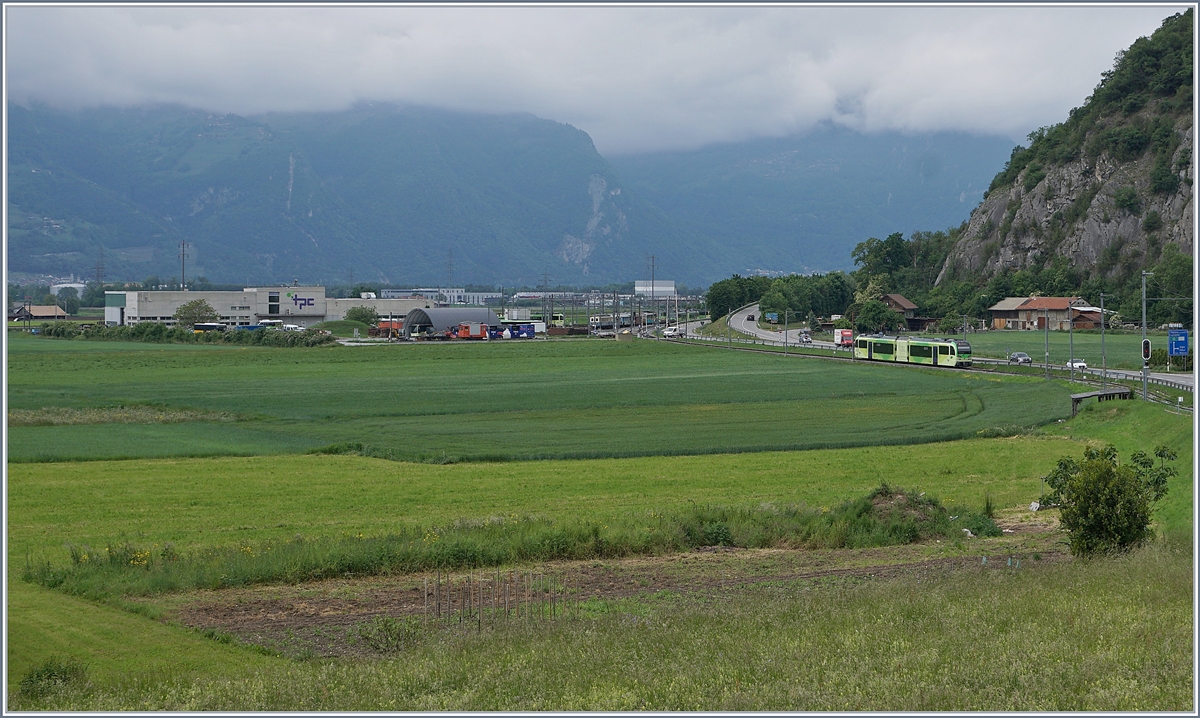 Ein TPC (AOMC/ASD GTW Bhe 2/6 ist kurz nach Aigle auf der Fahrt in Richtung Monthey, weit interessanter aber ist der Blick ins TPC Dépôt im linken Bildteil. 

14. Mai 2020