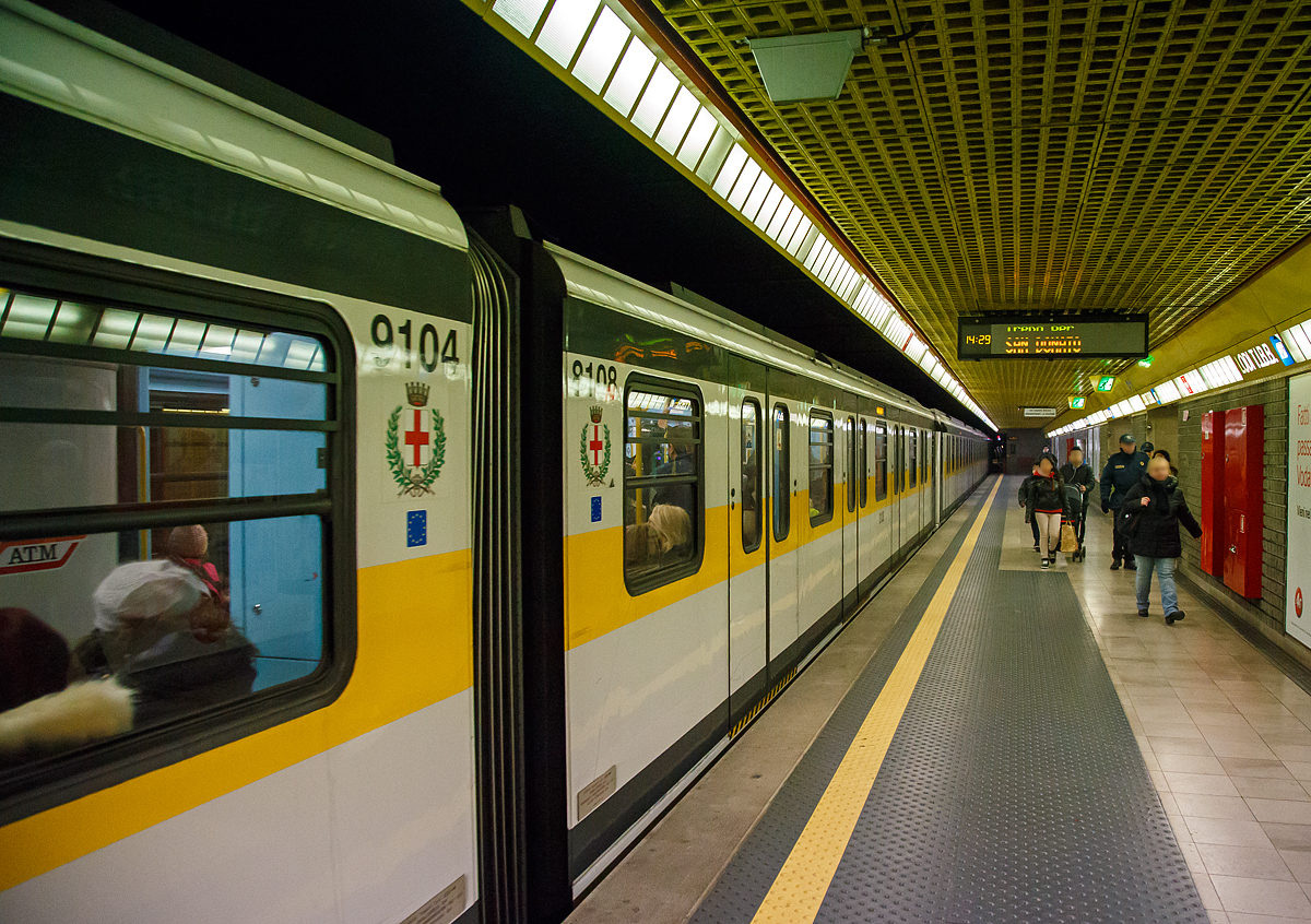 Ein Triebzug der Serie 8100 der U-Bahn Mailand (Metropolitana di Milano) als Linie M3 (Gelbe Linie) nach San Donato, am 28.12.2015 in der Station Duomo (Dom).

Die Triebzüge der Serien 8000 und 8100 verkehren auf der Linie 3 der Mailänder U-Bahn. Sie wurden von 1989 bis 2004 in zwei separaten Losen (in drei Serien unterteilt) gebaut und verkehren seit ihrer Eröffnung im Jahr 1990 auf der Linie 3.

Die Metropolitana di Milano ist das U-Bahn-System der zweitgrößten italienischen Stadt Mailand. Im November 1964 als zweite italienische Metro eröffnet, bildet das von der ATM Milano betriebene normalspurige Schienenverkehrsmittel mit vier Linien neben der S-Bahn das städtische Schnellverkehrsnetz. Charakteristisch für das Mailänder U-Bahn-System ist die linienabhängige Nutzung von Stromschiene oder Oberleitung.

Die M2 und M3 wird über Oberleitung mit 1,5 kV DC (Gleichstrom) betrieben. Die Linien M1 und M5 nutzt eine seitliche Stromschiene mit 750 V DC (Gleichstrom).

Die Triebzüge (Kurzzug) der Serien 8000 und 8100 sind dreiteilig und bestehen jeweils aus zwei angetriebenen Steuerwagen und einem antriebslosen Mittelwagen. 

TECHNISCHE DATEN:
Baujahre: 	1989-1990 (40 Stück) und 2003-2004 (5 Stück der Serie 8100)
Spurweite: 1.435 mm
Achsformel: Bo'Bo' + 2'2' + Bo' Bo'
Länge: 3 x 17.500 mm
Drehzapfenabstand: 11.100 mm
Achsabstand im Drehgestell: 2.150 mm
Eigengewicht: 81,3 t (2 x 29,5 t + 22,3 t)
Sitzplätze:	104
Stehplätze: 550
Leistung: 2.080 kW (4 x 130 kW je Drehgestell)
Höchstgeschwindigkeit: 90 km/h
Stromsystem: 1500 V DC (=) über Oberleitung
