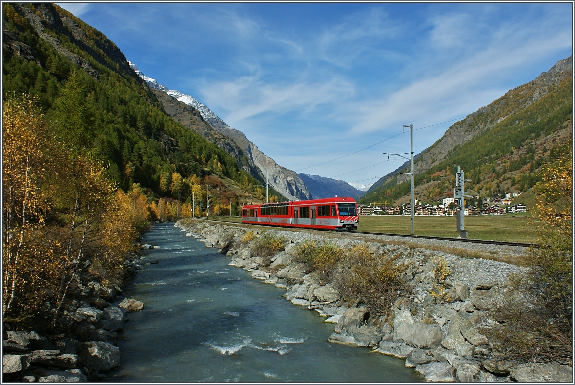 Ein Zermattshuttle Zug auf der Fahrt nach Zermatt.
(21.10.2013) 
