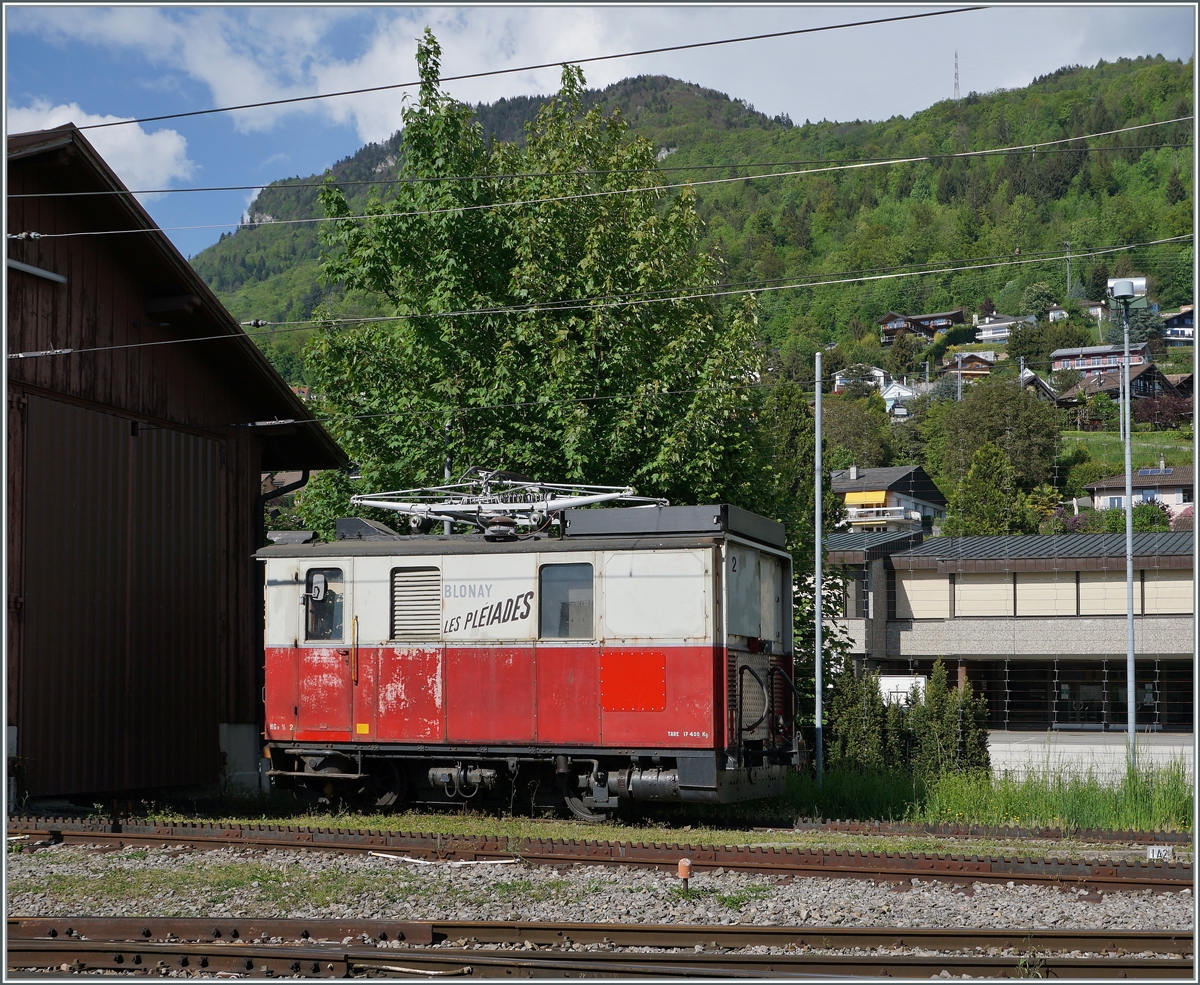 Ein Zugsuchbild: Neben der unübersehbaren CEV HGe 2/2 N° 2 findet sich gut versteckt auf dem Bild noch ein MVR ABeh 2/6 beim Halt in Prélaz-sur-Blonay. 

9. Mai 2022
