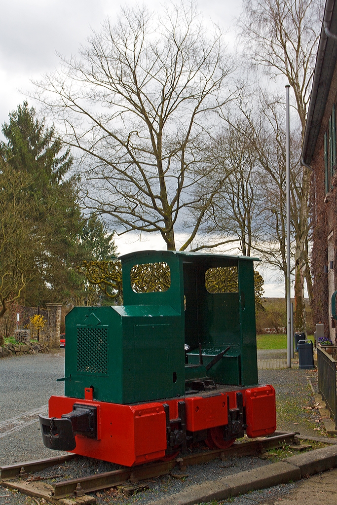 
Eine andere Ansicht von der kleinen O&K MV0A Feldbahn-Denkmallok am 23.03.2014 beim Museum Villa Grün in Dillenburg. 

Die Feldbahnlok vom Typ MV0A wurde 1956 bei der Orenstein & Koppel AG im Werk Dortmund-Dorstfeld unter der Fabriknummer 25680 und an die Burger Eisenwerke GmbH in Burg/Dillkreis geliefert, Anfang der 70er-Jahre ging sie dann zur Buderus AG ins Werk Niederscheld bei Dillenburg. 

Technische Daten: 
Hersteller:  Orenstein & Koppel AG, Dortmund-Dorstfeld
Bezeichnung:  MV0a 
Fabrik-Nummer: 25 680
Bauart:  B dm
Gewicht:  3,5 t
Spurweite:  750 mm
Leistung:  20 PS
Geschwindigkeit: 5 - 10 km/h