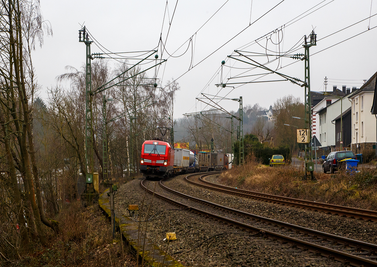 Eine angenehme �berraschung, denn eigentlich hatte ich den RE 9 erwartet nach dem sich die Schranke schloss. 
Die Siemens Vectron MS 193 342-3 (91 80 6193 342-3 D-DB) der DB Cargo AG f�hrt am 25.01.2020 mit einem „HUPAC-Zug“ (KLV-Zug) durch Kirchen/Sieg in Richtung Siegen.


