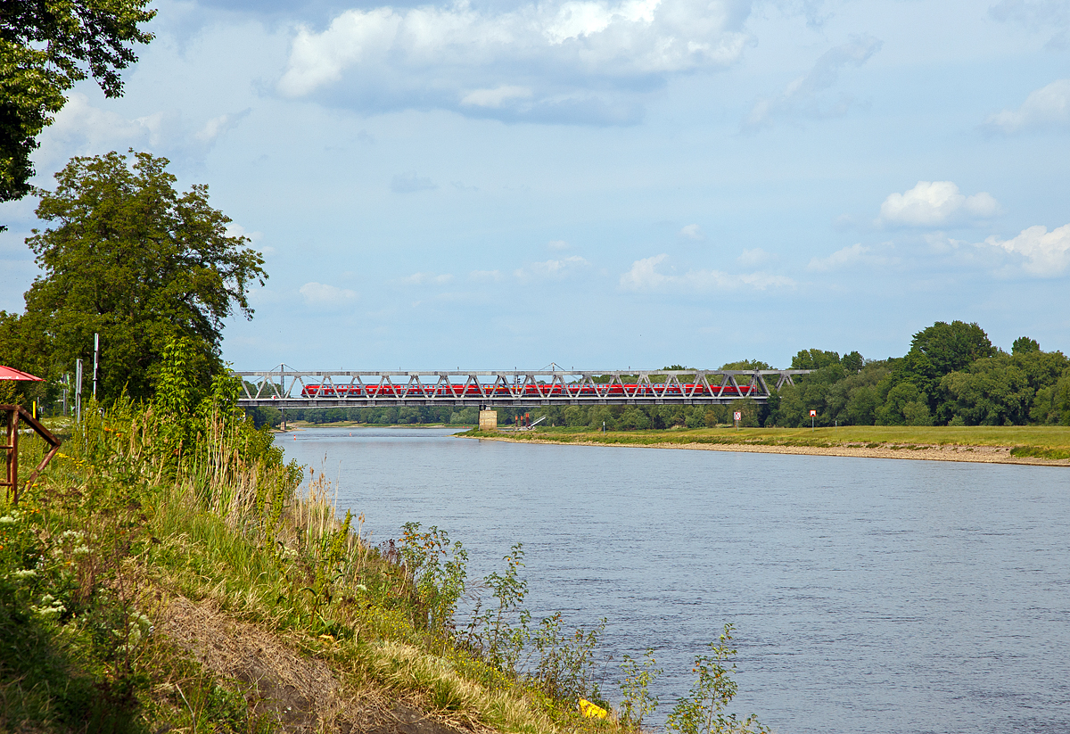 
Eine DB 182er (Siemens ES 64 U2) überquert, mit einem Regionalzug, die Elbe über die Herrenkrug-Brücke in Magdeburg-Herrenkrug am 21.05.2016. 

Die Herrenkrug-Eisenbahnbrücke in Magdeburg-Herrenkrug überspannt die Elbe bei Stromkilometer 329,56. Das Bauwerk gehört zur Bahnstrecke Berlin–Magdeburg und entstand in den Jahren 1869 bis 1872 bei der Neutrassierung der Eisenbahnstrecke im Rahmen des Neubaus des Magdeburger Hauptbahnhofs. 

Mitte der 1970er wurde die Eisenbahnbrücke durch einen rund 680 m langen Neubau ersetzt. Am 14. November 1979 wurde der zweigleisige Neubau in Betrieb genommen.
