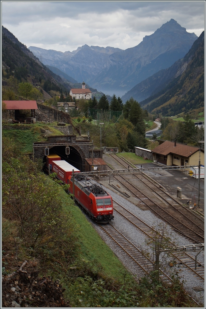 Eine DB 185 schiebt den von zwei 185 gezogenen  Winner Zug bei Wassen nach. 
10. Oktober 2014