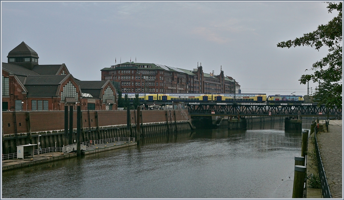 Eine E 146 erreicht mit einem  Metronom  in Kürze ihr Ziel Hamburg Hbf. 
Bei den Deichhallen, den 30. Sept. 2017