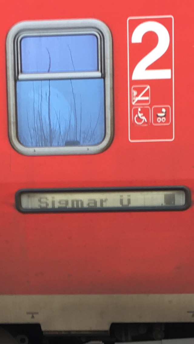 Eine etwas Defekte Zielanzeige hatte der 611 050 am 22.12.16.
als er nur noch  Sigmar ü   anzeigte anstatt Sigmaringen.