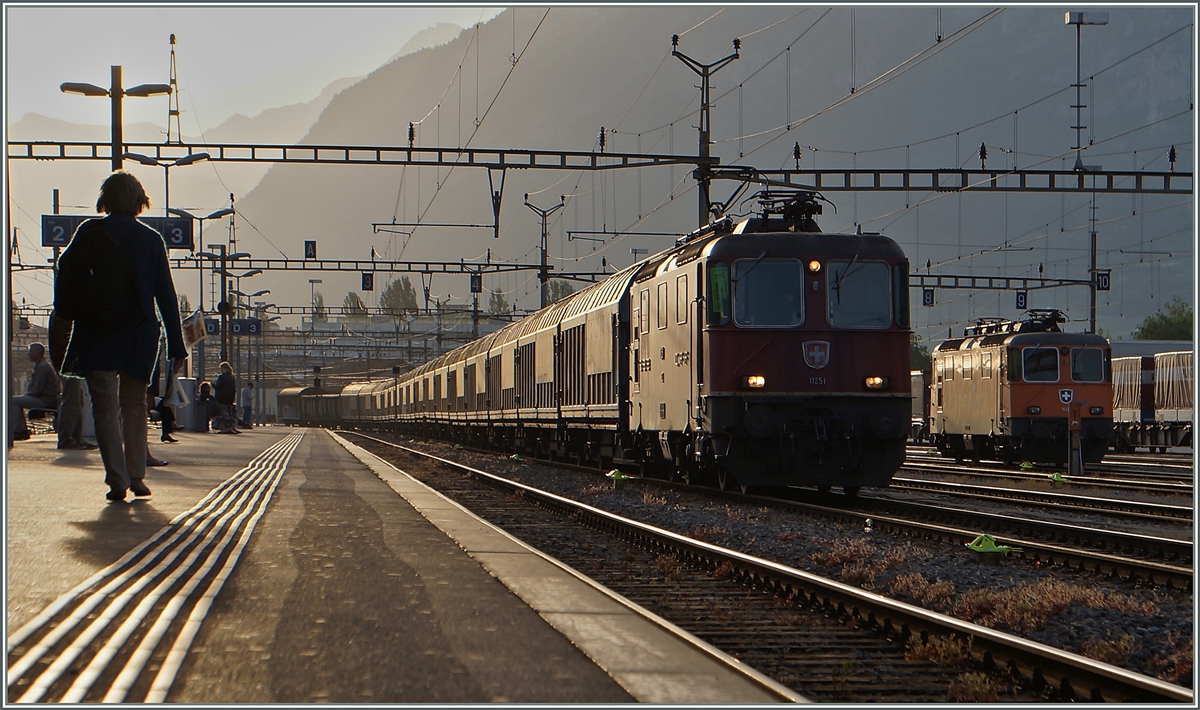 Eine gegenüber von BB.de etwas enger geschnitten Variante der  Morgenstimmung in Sion , wobei eigentlich die kaum zu sehende Re 4/4 II 11320 rechts im Bild mich zu diesem Foto verleitete. 
Sion, den 13 Mai 2015