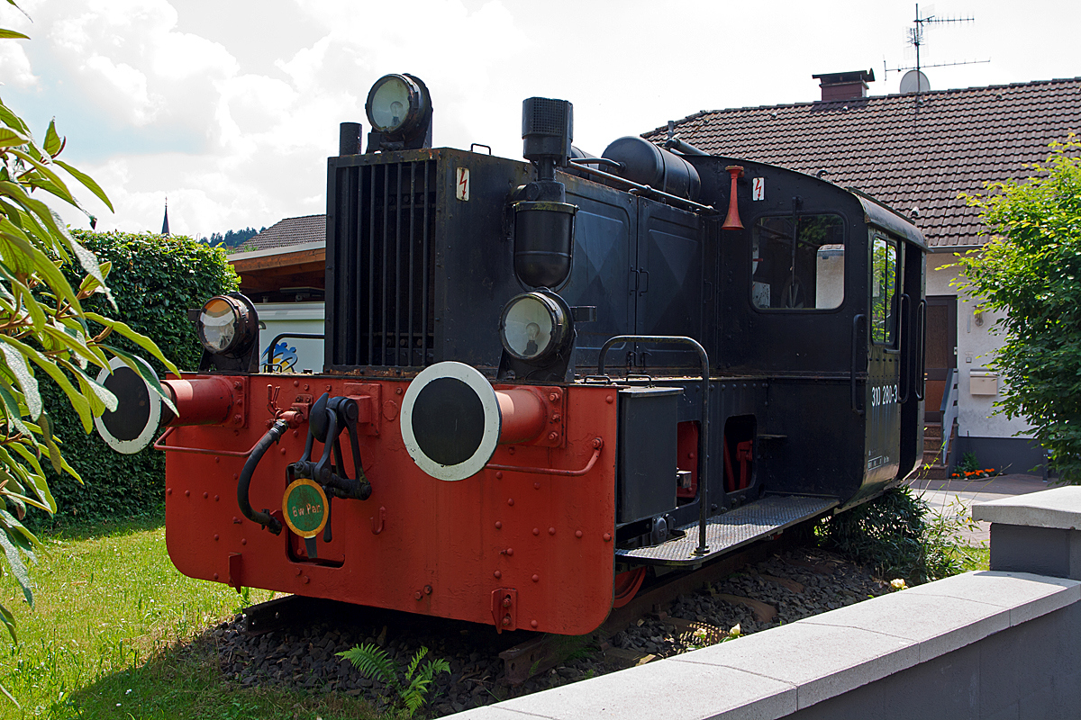 
Eine Köf II in seinem Garten, wer träum nicht davon.... 
In Wetzlar-Garbenheim ist dies war, dort hat ein Private Mann die 310 280-3 als Denkmallok in seinem Garten aufgestellt (aufgenommen vom Gehweg aus). 

Die Köf II wurde 1933 bei O&K unter der Fabriknummer 20274 gebaut und als Kö 4180 an die Deutsche Reichsbahn geliefert, nach dem Krieg blieb sie im Osten und behielt so die Bezeichnung DR  Kö 4180, 1970 wurde sie in DR 100 280-7 umgezeichnet und 1992 noch zur DR 310 280-3. Am 03.09.1993  erfolgte dann die z-Stellung, obwohl sie dann sofort in Privatbesitz ging, wurde sie noch bis zum 07.07.1994 als DB 310 280-3 geführt.