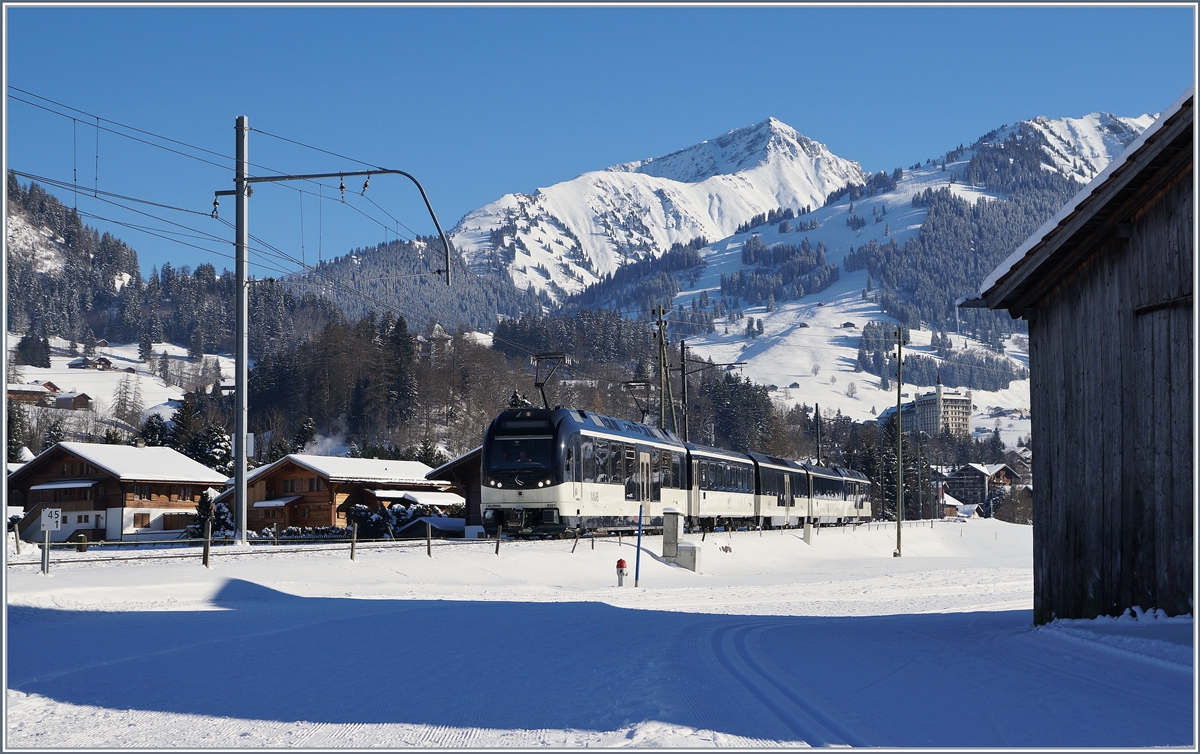 Eine MOB-Alpina Komposition mit den beiden Triebwagen ABe 4/4 9301 und Be 4/4 9202 auf Probefahrt kurz nach Gstaad.
19. Jan. 2017