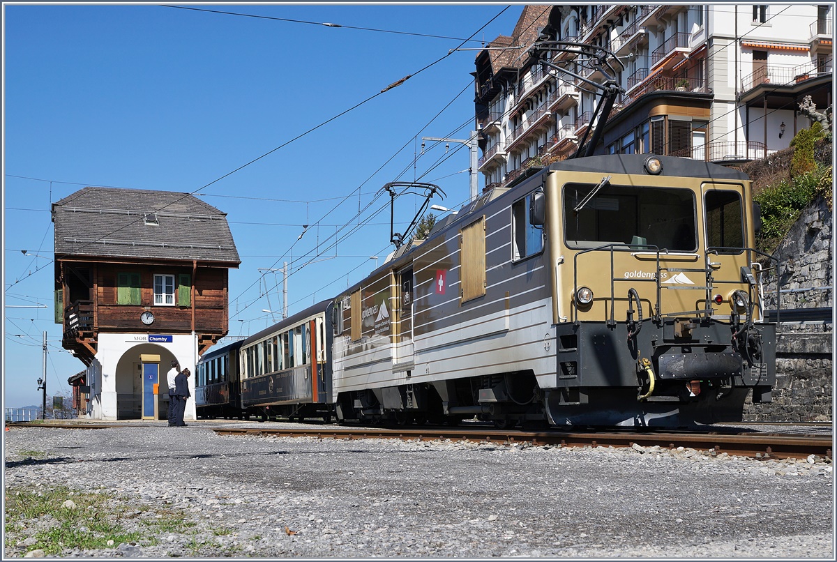 Eine MOB GDe 4/4 (Serie 6000) wartet mit ihrem MOB Belle Epoque in Chamby auf den Gegenzug.
27. März 2017