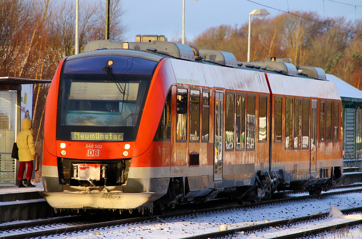 Eine der RB's aus Flensburg nach Neumünster die sonst mit BR 143+3 n-Wagen gefahren wird wird wegen der Nachwirkungen von  Xaver  durch den RBSH Lint 648 002/502 ersetzt. Schleswig 07.12.2013