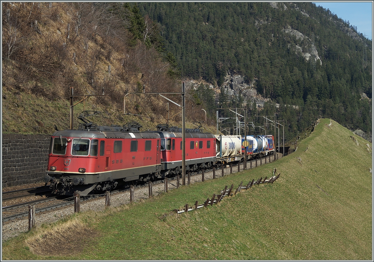 Eine  Re 10/10  mit einem Güterzug kurz vor der Obern Entschgtal-Galerie. 
21. März 2014