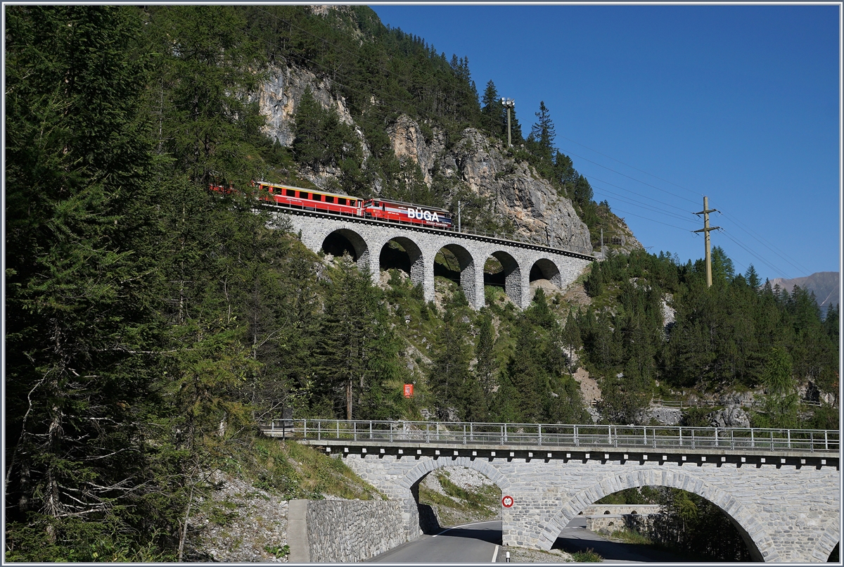 Eine RhB Ge 4/4 III führt den Gegenzug Richtung Chur.
14. Sept. 2016