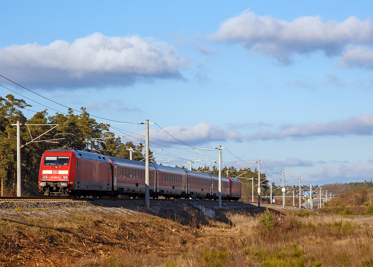 Eine so schnelle Regionalbahn habe ich noch nicht gesehen....
Der Allersberg-Express (Linie R6) rauscht am 29.12.2016 im Sandwich bei Feucht, �ber die Neubaustrecke N�rnberg–Ingolstad, in Richtung N�rnberg. Gef�hrt wird der Zug von der 101 065-1 (91 80 6101 065-1 D-DB) und nachgeschoben von der 101 022-2 (91 80 6101 022-2 D-DB), dazwischen sind vier IC-Wagen (Mittelwagen der Bauart Bpmz). 

Der Allersberg-Express ist einer von wenigen Regionalz�gen, der planm��ig auf einer Neubaustrecke des Hochgeschwindigkeitsverkehrs verkehrt. Die 140 km/h schnellen Z�ge verkehren zwischen N�rnberg und Allersberg  (Rothsee) ohne Halt im Shuttleverkehr �ber die Schnellfahrstrecke N�rnberg–Ingolstadt. Die Fahrzeit auf der 25 km langen Strecke liegt dabei bei 14 Minuten in Richtung N�rnberg
