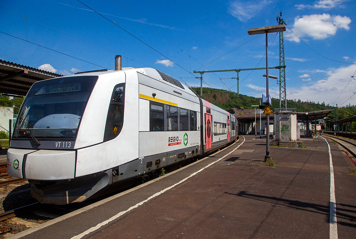 Eine Überraschung....
Der VT 113 (95 80 0609 113-5 D-REGIO) der Regiobahn Fahrbetriebsgesellschaft mbH (Mettmann), ex BOB VT113 Lenggries, ein Dieseltriebwagen vom Typ Integral S5D95, fährt am 03.06.2022 auf Sonderfahrt durch den Bahnhof Betzdorf (Sieg) in Richtung Siegen.  Nochmals einen lieben Gruß zurück an die nette Triebfahrzeugmannschaft. 

Der Integral wurde 1998 von der Integral Verkehrstechnik AG in Jenbach (Tirol) unter der Fabriknummer J3155-13 für die BOB gebaut. Im Juni 2020 ging er an die Regiobahn. Die Fahrzeuge sollen bis zur Elektrifizierung der Strecke der Regiobahn eingesetzt werden, die zum Fahrplanwechsel 2026 geplant ist.
