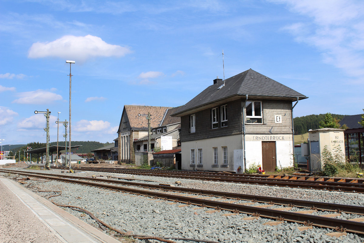 Eine weitere �ra geht heute Abend zu Ende... Die Formsignale im Bahnhof Erndtebr�ck werden heute Nacht, vom Donnerstag, den 16.11.2017 auf den Freitag, 17.11.2017, abgerissen. Heute ist auch der Offiziell letzte Betriebstag des Stellwerks (Erndtebr�ck Fahrdienstleiter,  Ef ), hier auch im Bild zu sehen. Das Geb�ude bleibt allerdings weiterhin bestehen, nachdem beschlossen worden ist, die Bahn�bergansanlagen noch nicht ans neue ESTW-A anzuschliessen, wird im Ef bis Anfang n�chsten Jahres ein Schrankenw�rter verweilen. Ich verweise an dieser Stelle mal scharf auf eine Dokumentation �ber's Stellwerk Erndtebr�ck, welche n�chste Woche ausgestrahlt werden sollte, sch�tzungsweise n�chste Woche.