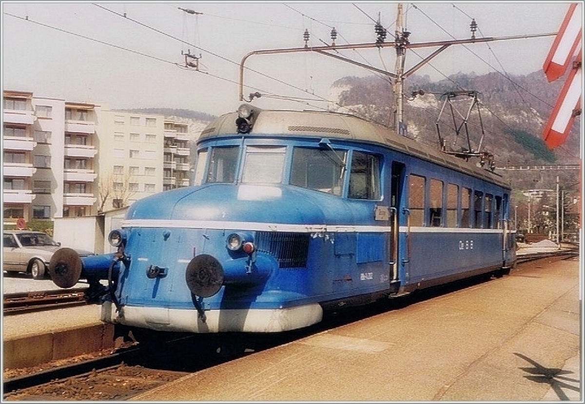 Einen  Roten Pfeil  lackierte die OeBB blau. Dieser besorgt den Verkehr auf der OeBB Strecke von Balsthal nach Oensingen.
Hier wartet der  Blaue Pfeil  RBe 2/4 202 (ex SBB RBe 2/4 1001) in Oensingen auf Fahrg�ste nach Balsthal.
April 1985